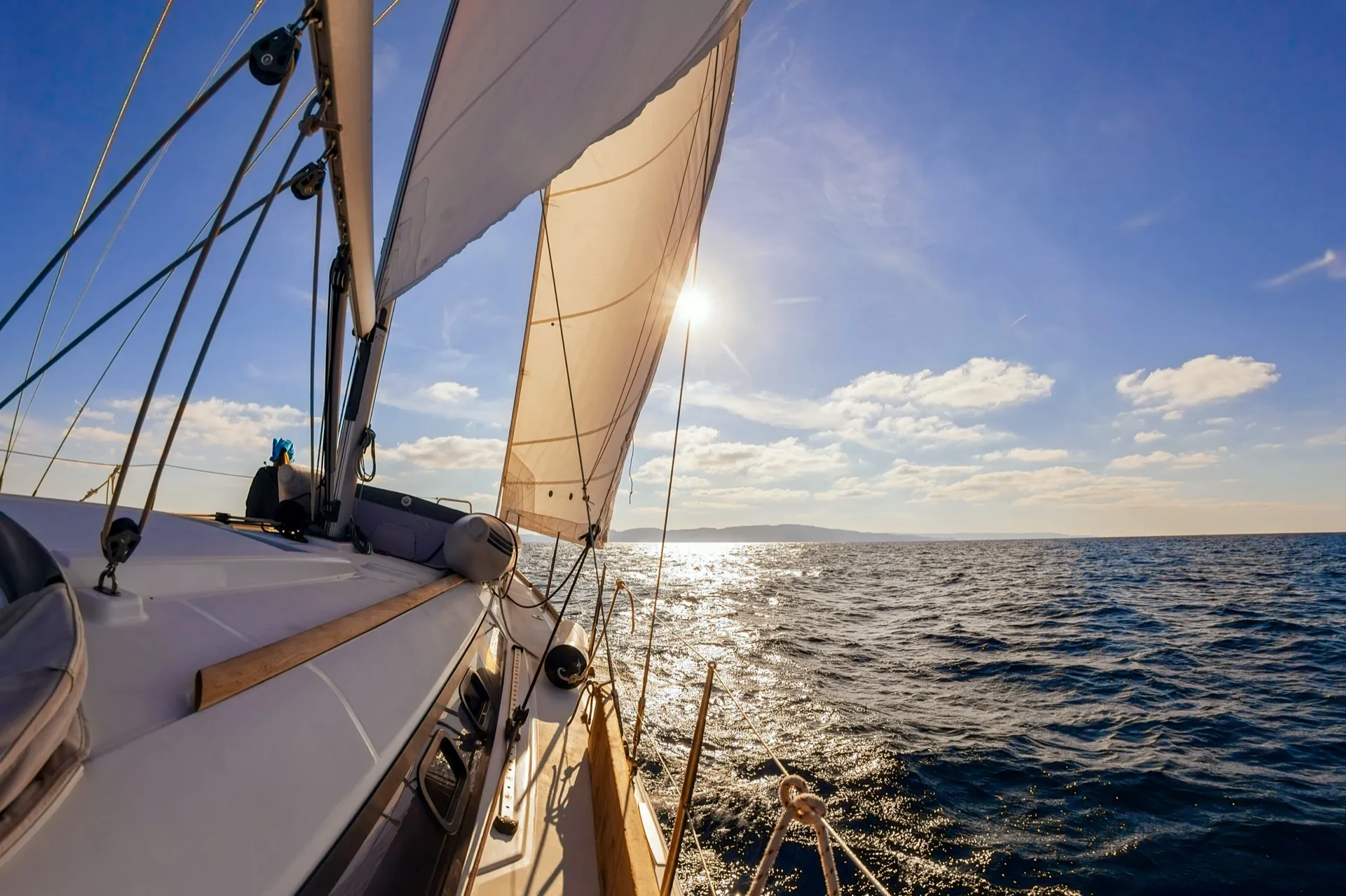 Segelboot auf dem offenen Meer bei Sonnenuntergang